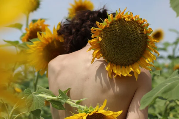 Una Femmina Piedi All Indietro Con Girasole Sulla Schiena — Foto Stock