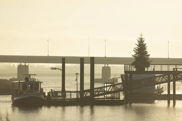 Deventer Países Baixos Dec 2020 Silhueta Ferryboat Espera Passageiros Cais — Fotografia de Stock