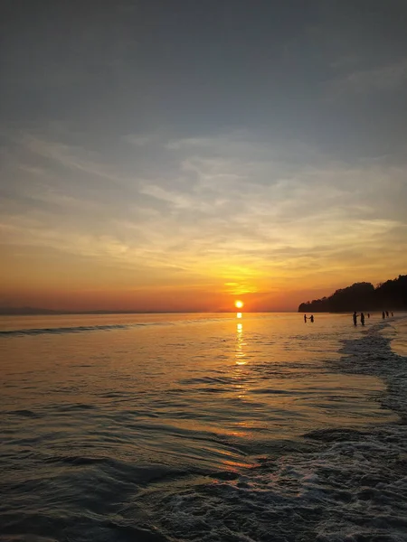 Tiro Vertical Belo Mar Com Céu Por Sol Fundo — Fotografia de Stock