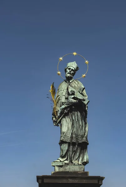 Uma Vista Baixo Ângulo Estátua São João Nepomuk Ponte Carlos — Fotografia de Stock