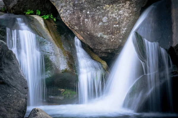 瀑布长期暴露在森林中岩石围成的瀑布 — 图库照片