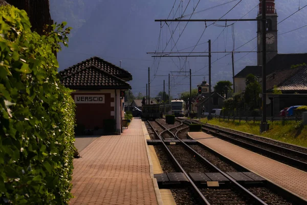 スイスのヴェルスコにある駅の待合所 — ストック写真