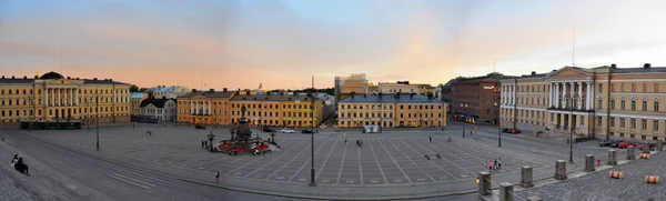 フィンランドのヘルシンキ 2016年7月23日 フィンランドの夕暮れ時のヘルシンキ上院広場のパノラマビュー — ストック写真