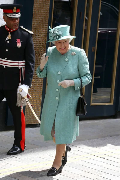 英国伦敦 2019年5月24日 女王来到英国伦敦 参观圣伯雷教堂的复制品 庆祝圣伯雷在科万特花园建园150周年 — 图库照片
