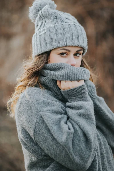 Ung Vit Kvinna Grå Tröja Och Vintermössa Vinterkoncept — Stockfoto