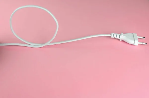 Primer Plano Cable Alimentación Blanco Con Enchufe Sobre Fondo Rosa — Foto de Stock