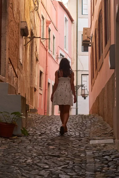Μια Κάθετη Λήψη Σέξι Γυναίκας Περπατά Μέσα Στα Κτίρια Μια — Φωτογραφία Αρχείου
