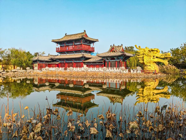 Templo Budista Histórico Com Jardim Zen Refletindo Lago China Sob — Fotografia de Stock