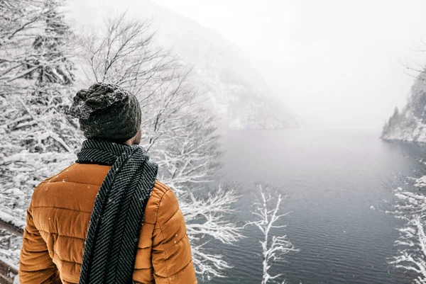 Widok Tyłu Człowieka Zimowych Ubraniach Cieszącego Się Mglistą Zimą Pobliżu — Zdjęcie stockowe