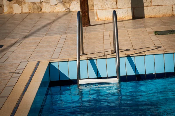 Primer Plano Una Piscina Cargada —  Fotos de Stock