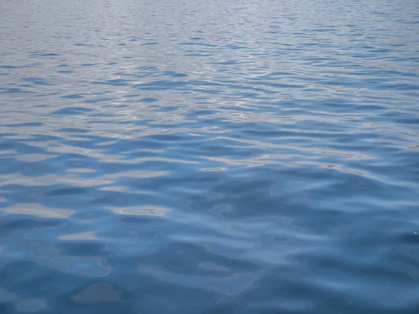 Ένα Κοντινό Πλάνο Της Επιφάνειας Ενός Ήρεμου Γαλάζιου Ωκεανού — Φωτογραφία Αρχείου