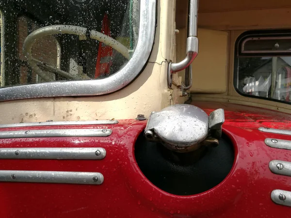 雨の日に赤いトラックのガスキャップの閉鎖 — ストック写真