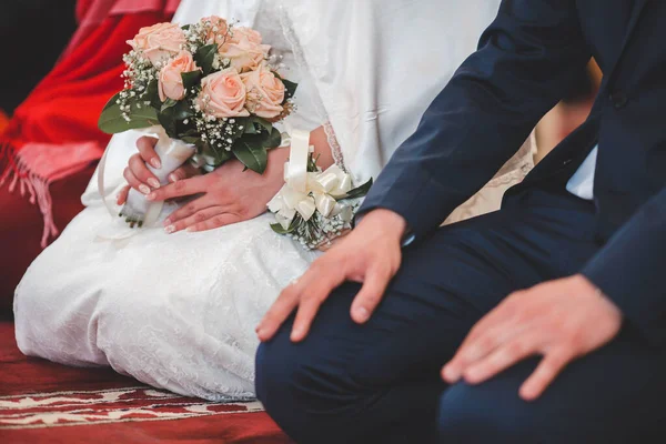 Een Close Foto Van Bruid Bruidegom Zittend Het Tapijt — Stockfoto