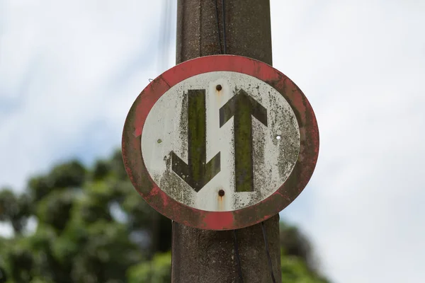 Een Close Opname Van Een Oud Verweerd Waarschuwingsbord Bevestigd Aan — Stockfoto