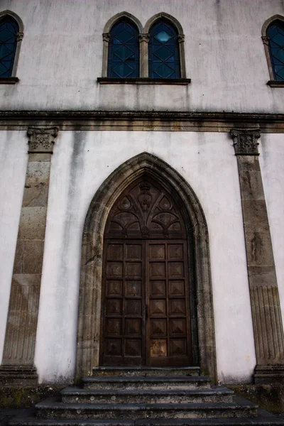 Tiro Vertical Uma Fachada Edifício Velho Com Uma Porta Ornamentada — Fotografia de Stock