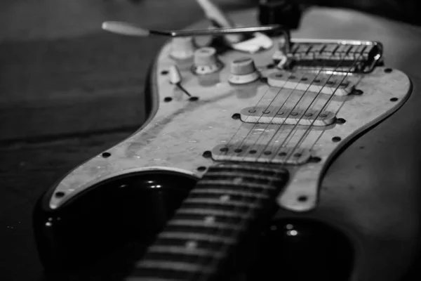 Tiro Preto Branco Dos Detalhes Uma Guitarra Elétrica Perfeito Para — Fotografia de Stock