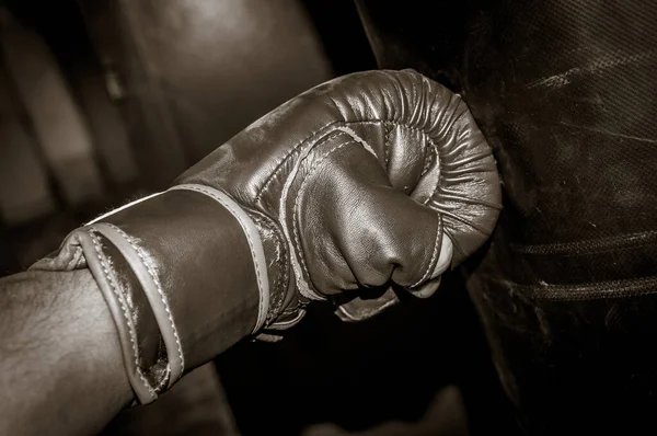 Closeup Shot Man Wearing Boxing Glove Punching Boxing Bag — Stock Photo, Image