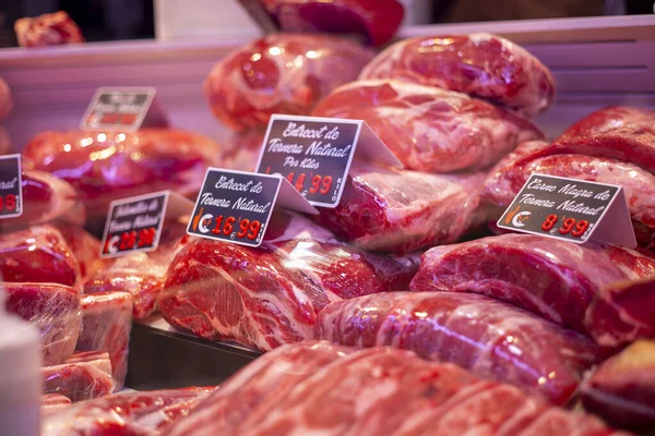 Rodajas Frescas Carne Roja Cruda Estante Carnicería Con Etiquetas Precios —  Fotos de Stock