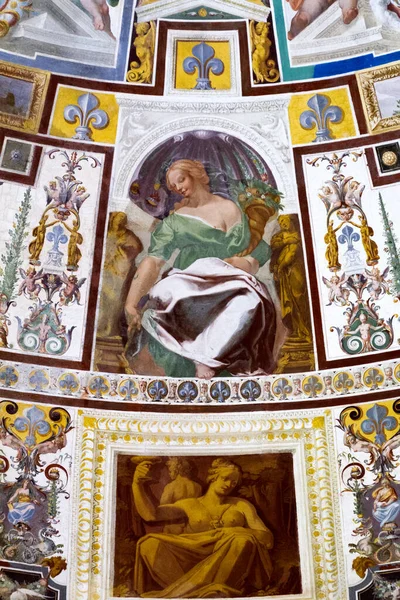 Vertikální Detailní Záběr Obrazů Farnese Palace Který Nachází Římě Itálie — Stock fotografie