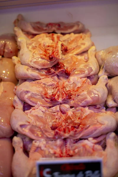 카운터의 진열장 닭고기를 — 스톡 사진