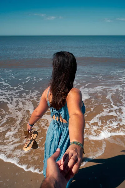 Een Romantische Hand Holding Shot Van Een Paar Het Strand — Stockfoto