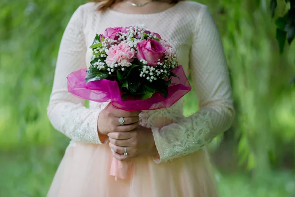 Μια Νύφη Κρατά Μπουκέτο Της Λουλούδια Την Ημέρα Του Γάμου — Φωτογραφία Αρχείου