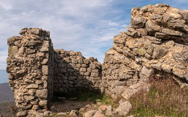Antiguo Edificio Histórico Piedra Ruinas Antiguas Campo Bajo Cielo Nublado — Foto de Stock