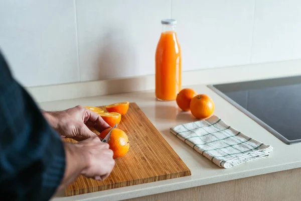 Крупный План Мужских Рук Режущих Апельсины Сжать — стоковое фото