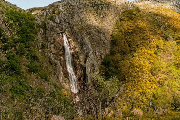 Una Hermosa Vista Una Cascada Que Fluye Través Acantilados Rocosos — Foto de Stock