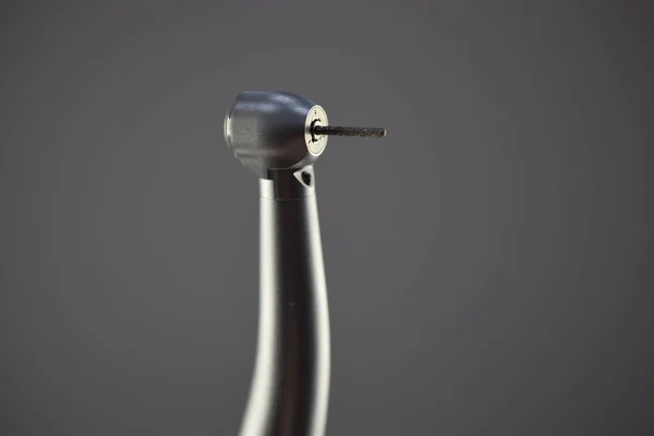 灰色の背景に金属製の歯科ドリルの閉鎖 — ストック写真