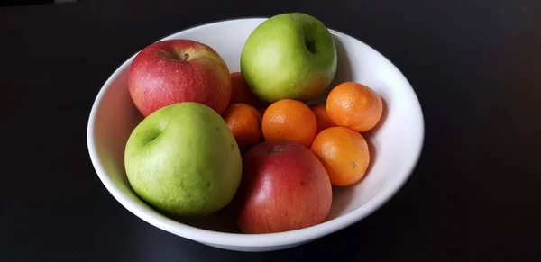 Close Das Maçãs Frescas Deliciosas Com Tangerinas Uma Tigela Uma — Fotografia de Stock