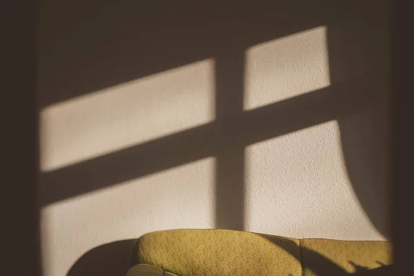 Een Schaduw Van Het Venster Kruisen Een Muur Bank — Stockfoto