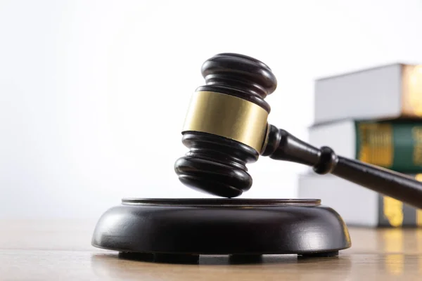 Yargıcın Tokmak Hukuk Kitaplarının Seçici Odak Noktası — Stok fotoğraf