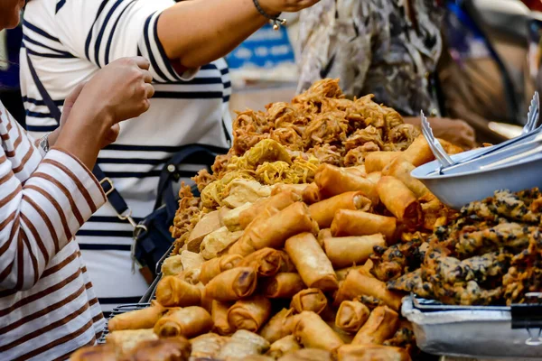 Een Stapel Van Gefrituurde Thaise Snack Voedsel Een Buitenmarkt Met — Stockfoto