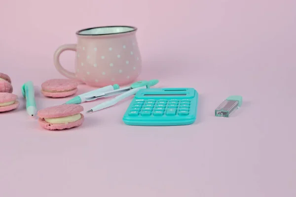 Een Shot Van Een Mok Met Macarons Calculator Een Roze — Stockfoto