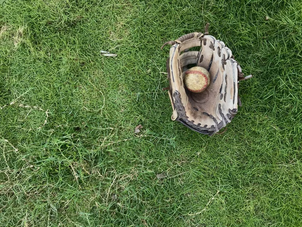 Uma Vista Superior Uma Pequena Bola Balde Chão Jogo Desporto — Fotografia de Stock