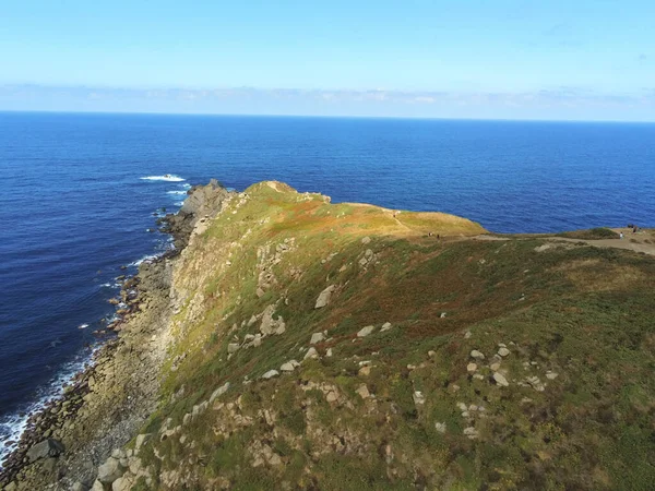 Légi Felvétel Gyönyörű Hullámos Óceánról Amint Sziklás Sziklákra Zuhan Galíciában — Stock Fotó