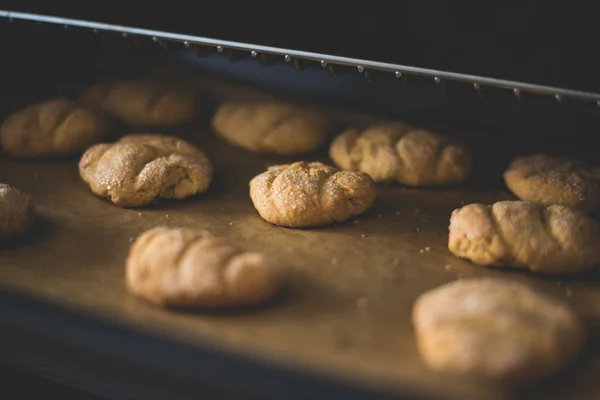 在烤箱上放糖的新烤饼干的特写镜头 — 图库照片