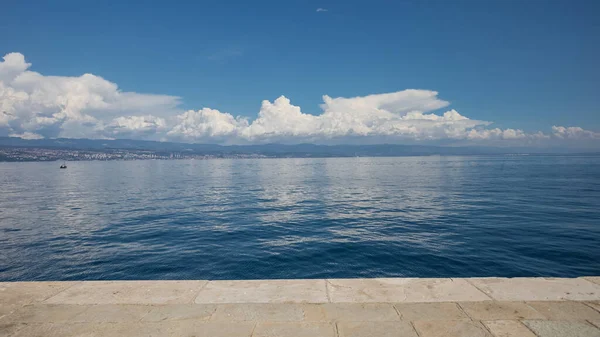 Uma Vista Panorâmica Área Costeira Lovran Croácia Backgroun Céu Azul — Fotografia de Stock