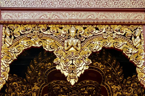 Zbliżenie Ujęcie Historycznej Tajskiej Świątyni Pięknymi Rzeźbiarskimi Wzorami — Zdjęcie stockowe