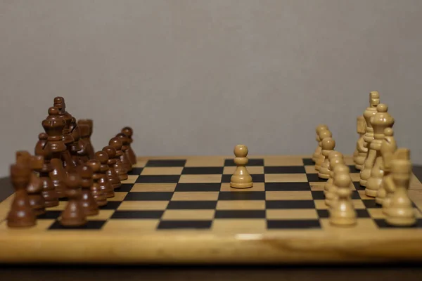 Šachovnice Organizovanými Figurkami Jedním Pěšákem — Stock fotografie