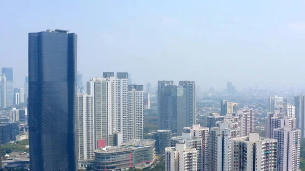 Μια Εναέρια Λήψη Μιας Σύγχρονης Πόλης Ουρανοξύστες Και Λίγο Πράσινο — Φωτογραφία Αρχείου