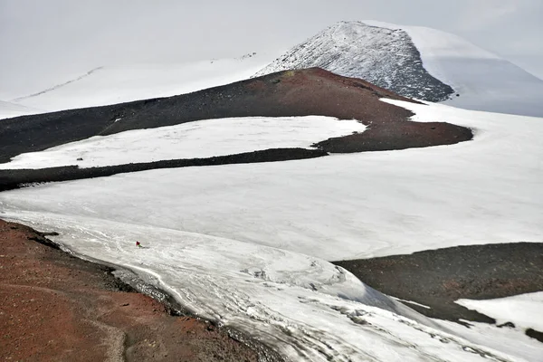 Kırsal Kesimdeki Kar Örtülü Dağların Güzel Bir Kış Manzarası — Stok fotoğraf