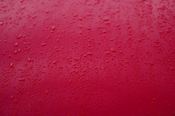 Mise Point Sélective Gouttes Eau Sur Une Surface Rouge — Photo