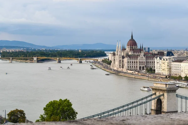 Den Ungerska Parlamentsbyggnaden Omgiven Broar Och Flod Budapest — Stockfoto