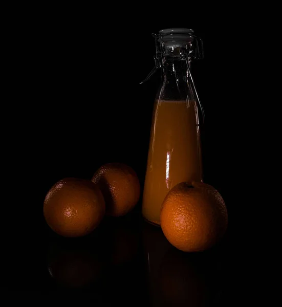 Gros Plan Oranges Une Bouteille Jus Frais Isolés Sur Fond — Photo