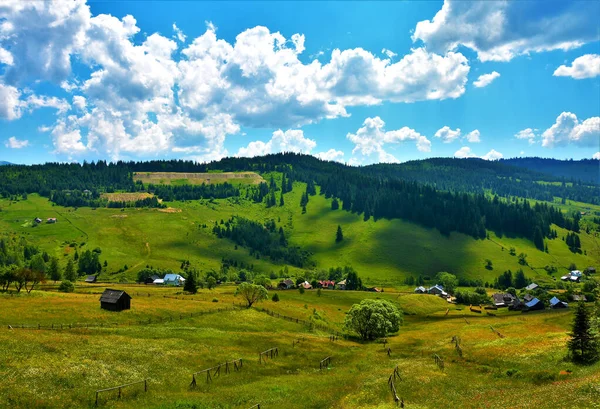 Widok Krajobrazu Pasma Górskiego Pobliżu Wsi Rumunii — Zdjęcie stockowe
