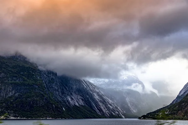 Beau Paysage Falaises Une Baie Norvège Par Une Journée Nuageuse — Photo