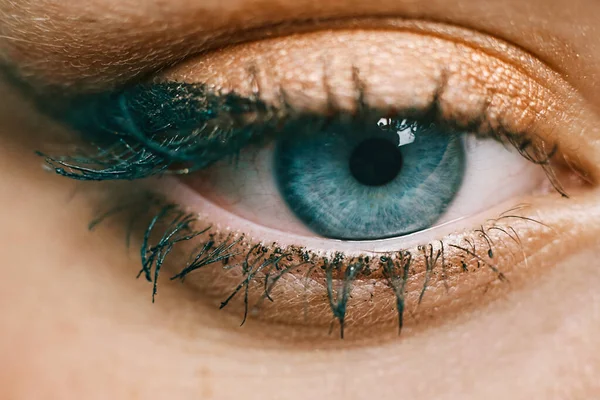 눈꺼풀달린 여인의 아름다운 청록색 눈동자의 매크로 — 스톡 사진