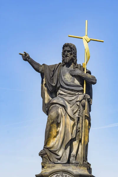 Uma Vista Baixo Ângulo Estátua Jesus Ponte Carlos Praga República — Fotografia de Stock